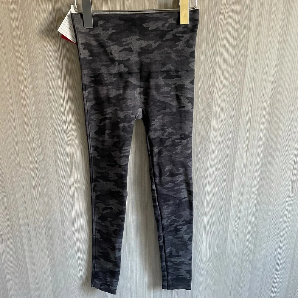 NWT SPANX Look at Me Now Seamless Camo Leggings Size: small (2-4)